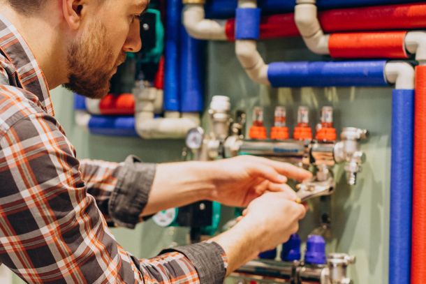 Un chauffagiste de l'entreprise de François Belaubre à Saint Mamet réalise la maintenance de vos installations de chauffage